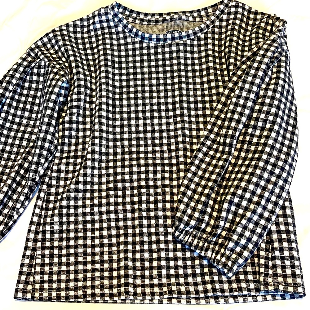 Girls platted black and white top